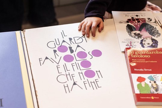 Guardaroba favoloso e il filo che non ha fine, in mostra a Bologna